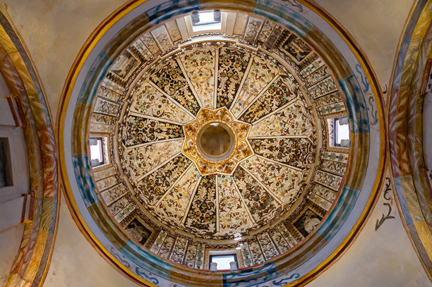 巴达霍斯的阿拉圣母修道院穹顶装饰的几何壁画照片。图片下载