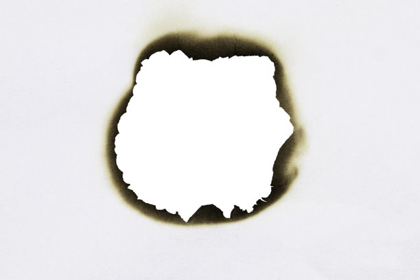 烧焦的纸张孔，边缘焦黑，形成一个复古风格的圆形框架。适合用于文本或秘密信息的设计元素。背景为白色，带有剪切路径。图片下载