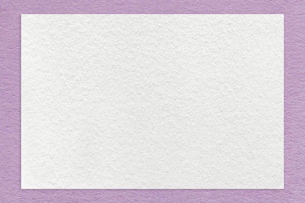 白色纸张背景的纹理工艺，带有淡紫色边框，特写。复古密集的紫色牛皮纸结构。图片下载