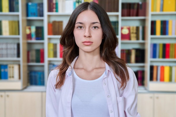 图书馆教室中摆姿势的美丽少女学生头像肖像图片下载