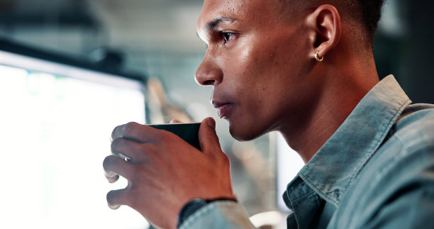 商务人士与电脑屏幕、咖啡在办公室中关注股市趋势，监控算法或交易截止时间。夜间交易者，阅读和咖啡提神，进行数据分析和集中注意力。图片下载