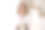 穿着白色短裙和白色厚底鞋的美丽女孩模特正在拍摄照片。生日女王佩戴着皇冠。生日庆祝活动中有兰贝斯风格的便当蛋糕。快乐的生日庆祝。图片下载