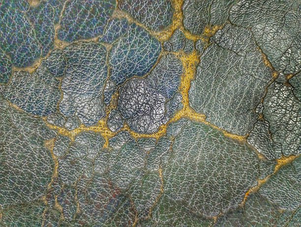 剥落的皮革椅子表面的特写照片图片下载