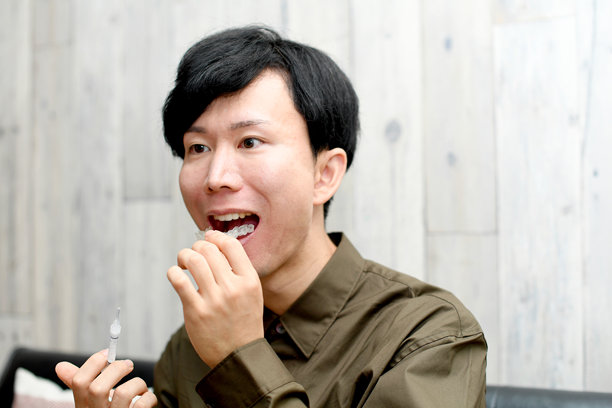 年轻亚洲男子在家进行美白护理图片下载