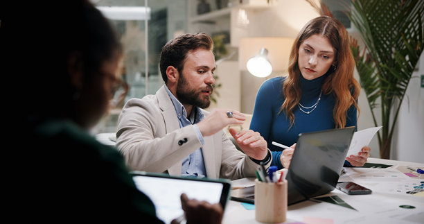 夜间办公室中使用笔记本电脑进行商业、团队合作或策划，专注于营销活动、设计反馈和战略。平面设计师、团队成员和品牌发展、创意及加班讨论。图片下载