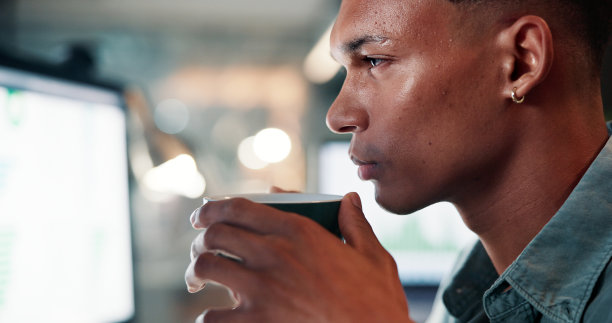 交易，男人和电脑屏幕，办公室里喝着咖啡阅读市场趋势，监控算法和加班。夜间交易者，专注和咖啡因提供能量，数据分析和股票截止日期。图片下载