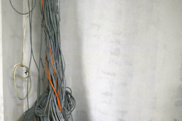 服务器内部看起来杂乱的互联网电缆照片图片下载