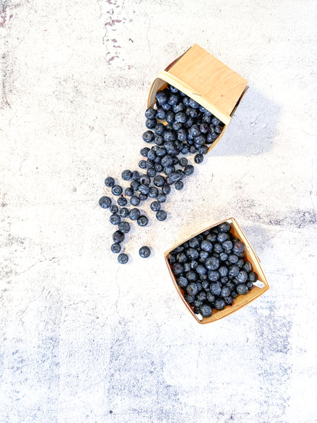 复古木箱中的蓝莓俯视照片，放置在台面上图片下载