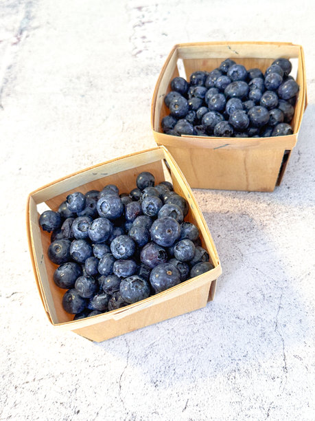 复古木箱中的蓝莓俯视照片，放置在台面上图片下载