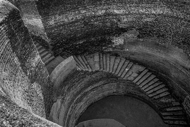复古黑白照片中的螺旋阶梯井图片下载