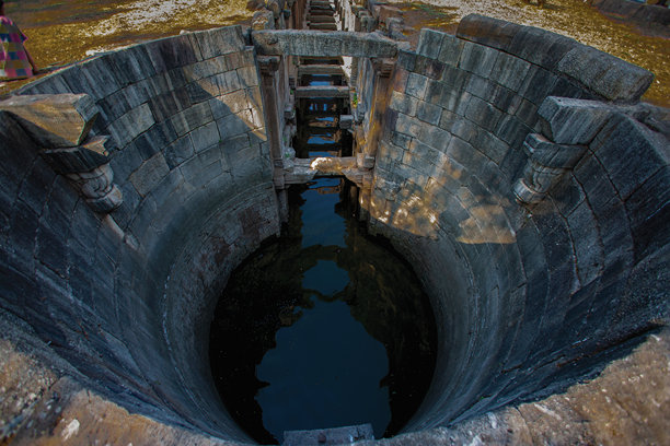 复古黑白照片，展示装饰精美的传统阶梯井图片下载
