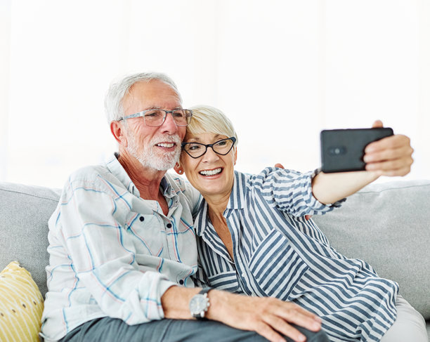老年男女情侣，老年爱情，自拍，手机，智能手机，照片，肖像，男性，老年人，一起，活力，手机，拥抱图片下载
