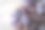 特写照片展示了一株生机勃勃的紫露草（也称为流浪者之 Jew），其紫色和洋红色条纹的叶子垂挂在一面有质感的淡黄色墙壁上。图片下载