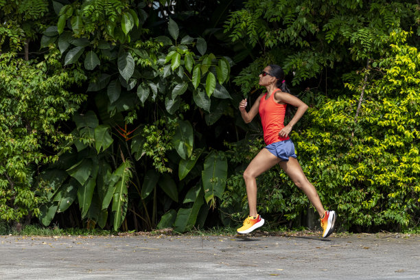 年轻女性在巴拿马城跑步 - 股票照片图片下载