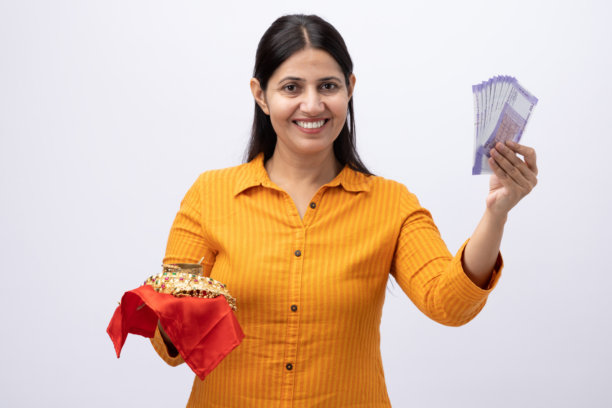 女人展示金饰的照片，背景为白色图片下载