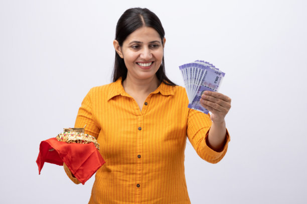 女人展示金饰的照片，背景为白色图片下载