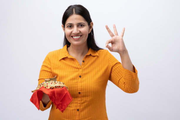 女人展示金饰的照片，背景为白色图片下载