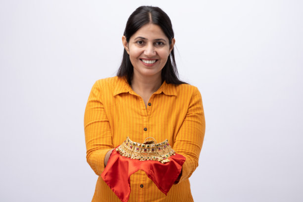女人展示金饰的照片，背景为白色图片下载