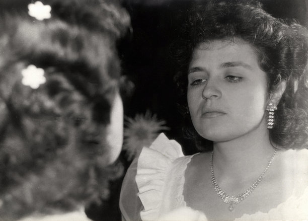 复古的婚纱新娘在镜子前的肖像。镜中的面部表情。1992年的复古照片。图片下载