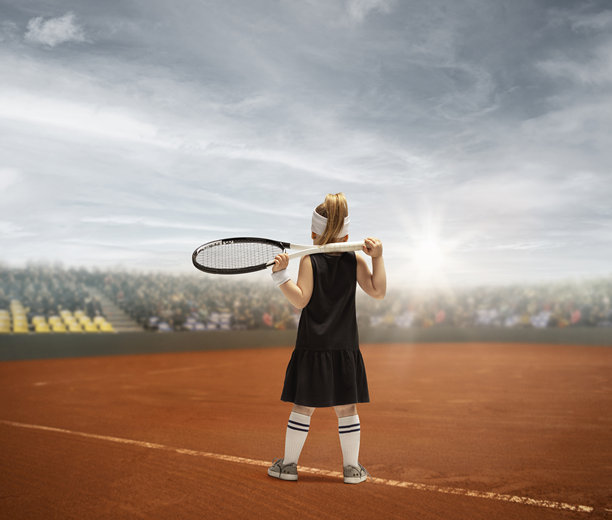 女性网球运动员在3D红土球场上手持球拍，背景是戏剧性的多云天空。儿童的梦想图片下载