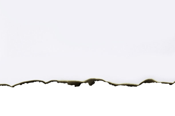 白纸上有宽大的烧焦边缘，呈现出焦灼和炭化的渐变纹理。非常适合作为粗糙的边框或复古背景元素。背景为白色，带有剪切路径。图片下载