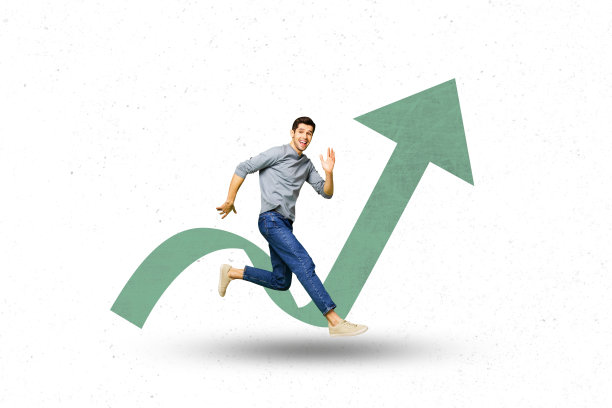 年轻男孩快乐地奔跑，箭头向上，象征着成长、目标、成功，商业图表的照片拼贴设计模板，留白空间。图片下载