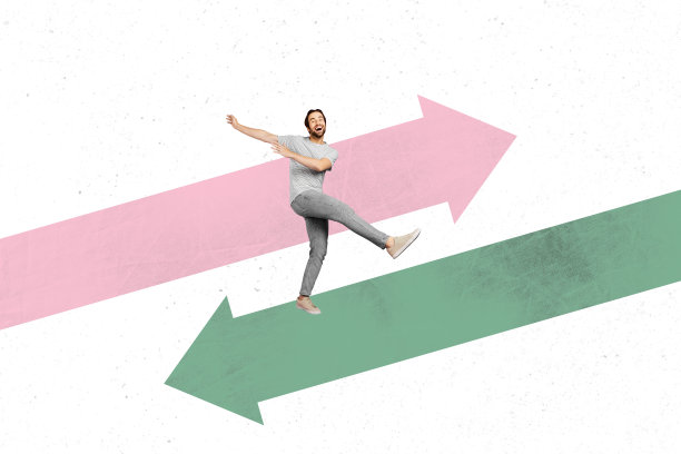 年轻男子微笑着走路，手持两支指向不同方向的箭头，背景是统计图表和贸易成功目标的照片拼贴设计。图片下载