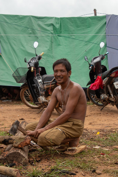这张照片捕捉了柬埔寨难民营的感人场景，现在这里充满了紧急撤离的活动，因为居民们正在从泰国边境撤离。图片下载