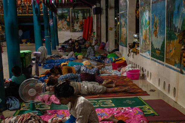 这张照片捕捉了柬埔寨难民营的感人场景，现在这里充满了紧急撤离活动，营地的居民正在从泰国边境撤离。图片下载