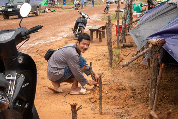 这张照片捕捉了一个柬埔寨难民营的感人场景，现在这里充满了紧急活动，因为居民们正在从泰国边境撤离。图片下载