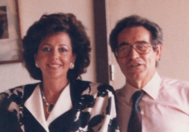 1970年拍摄的照片：一对微笑的成熟夫妇在家中看着镜头摆姿势的头像照图片下载