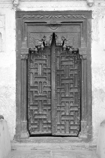 奥尔恰的贾汉吉尔宫古老装饰木门的黑白照片图片下载