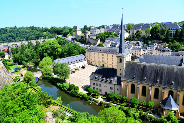 卢森堡市，卢森堡 - 2025年6月13日：照片展示了卢森堡中部的一座古老城市。布拉塞里修道院位于1606年成立的前本笃会修道院内。图片下载