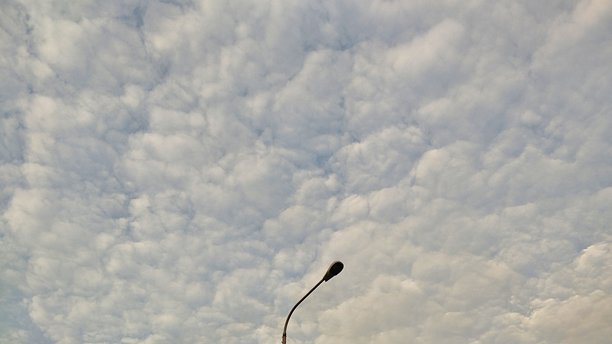 街灯与美丽的蓝天和白云背景的照片图片下载