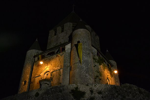 普瓦桑的凯撒塔或堡垒，塞纳-马恩省，夜景照片图片下载