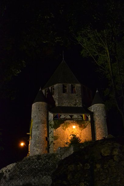 普瓦桑的凯撒塔或堡垒，塞纳-马恩省，夜景照片图片下载