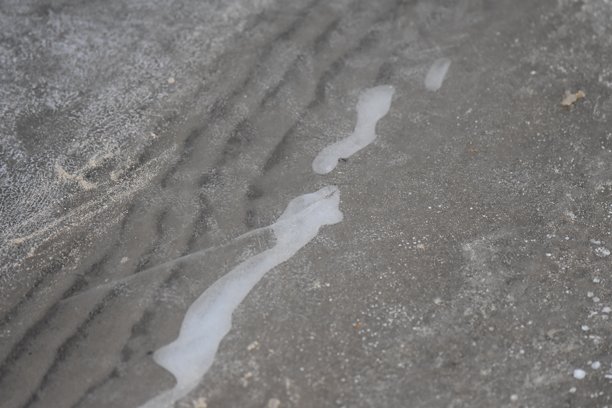 冬季沙滩上的冰雪特写照片图片下载