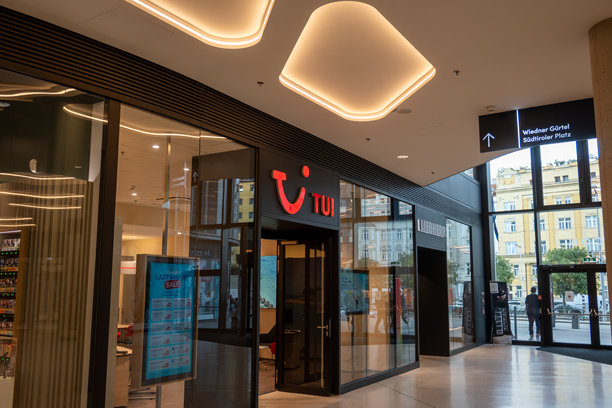 照片展示了维也纳市火车站的TUI旅行和旅游代理机构的入口。图片下载