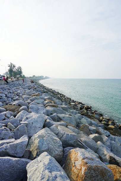 为了防止海浪侵蚀而布置的岩石悬崖。四脚架照片随机排列以防止海岸侵蚀并抵御巨浪。图片下载