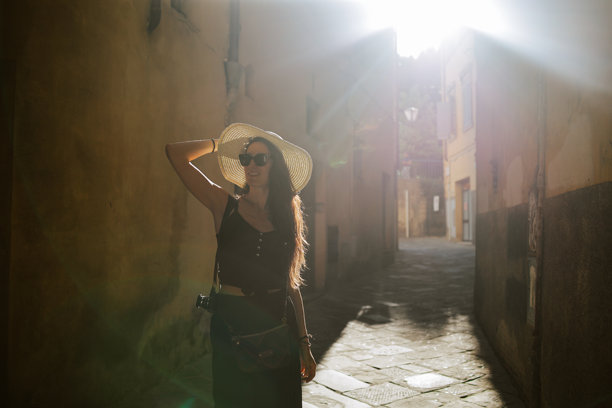 时尚的游客女性在意大利锡耶纳拍摄胶卷照片图片下载