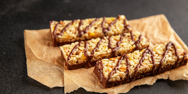 全谷物谷物棒，健康饮食，甜点，新鲜美味的美食背景，桌面上的乡村风格美食俯视图，留白，生酮和古饮食，素食和素食者食品图片下载