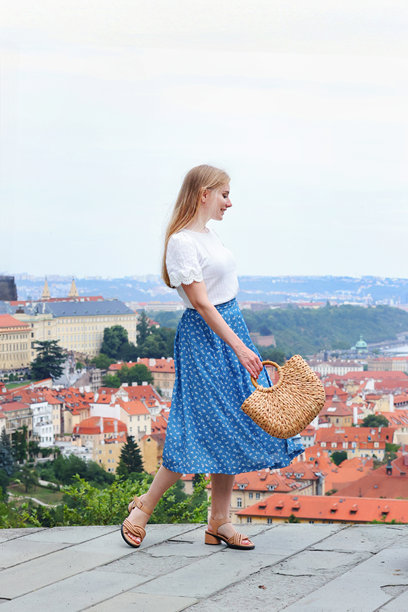 在布拉格的时尚与旅行博主，享受城市美景和阳光明媚的日子。图片下载