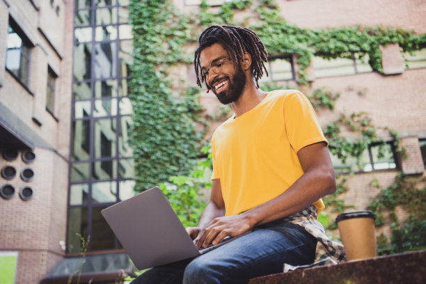 年轻自由职业者在家外用笔记本电脑工作，喝着咖啡的照片肖像图片下载