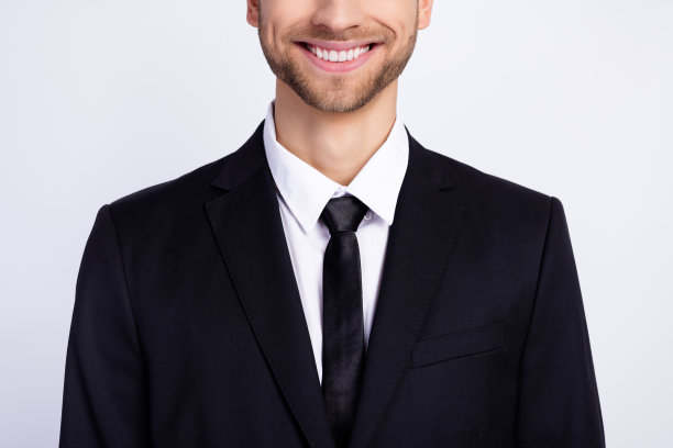 年轻商务人士的特写照片，开心地露出牙齿的微笑，牙齿美容，背景为灰色。图片下载