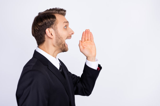 穿着西装的专业人士侧面肖像照片，正在大声喊叫新闻，背景为白色，留有空白空间。图片下载