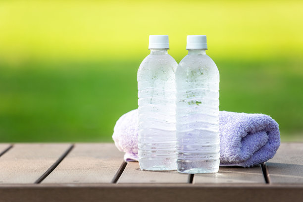 清晨公园里的冷水、矿泉水和桌子，炎热夏季的背景素材，户外场景。图片下载