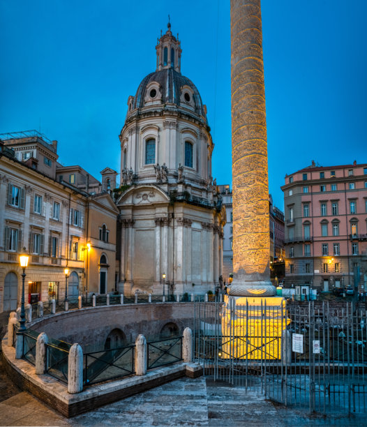 罗马的特拉扬柱和圣母玛利亚教堂的景观。照片拍摄于日落后，城市灯光璀璨。图片下载