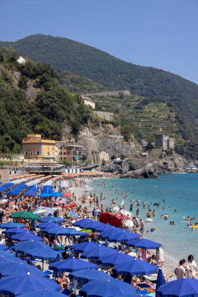 蒙特罗索海滩，蓝色阳伞与迷人的里维埃拉海岸 - 竖版照片图片下载