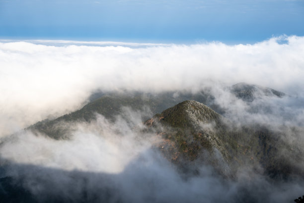 秋晨山顶上漂浮的云雾航拍照片图片下载