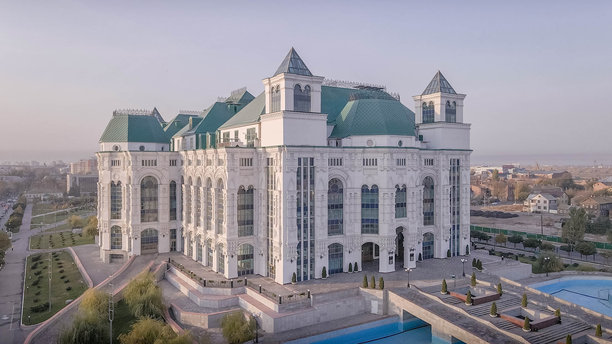 俄罗斯阿斯特拉罕州阿斯特拉罕歌剧和芭蕾舞剧院的航拍照片，展示了其位于市中心的宏伟建筑。图片下载